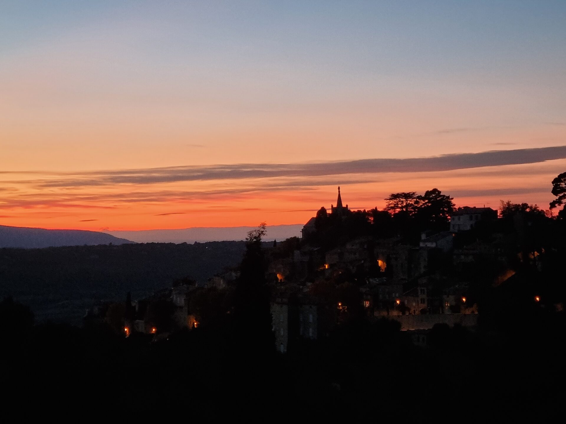 Lire la suite à propos de l’article Un beau soleil couchant sur le village de Bonnieux