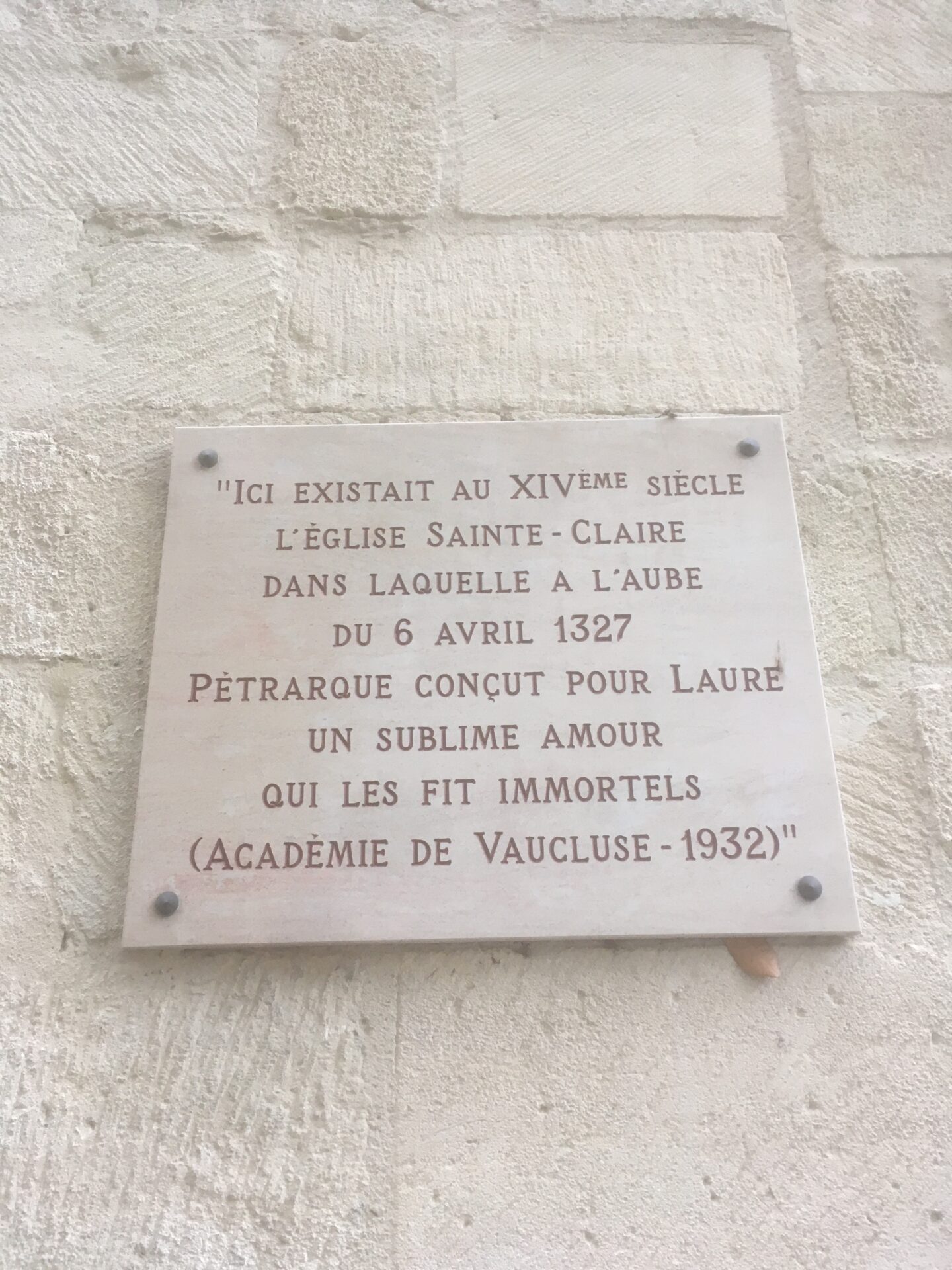 Lire la suite à propos de l’article plaque apposée sur le mur d’un théâtre situé rue du Roy René à Avignon
